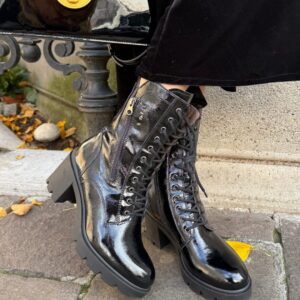 Nerogiardini usnjeni lakasti gležnarji s peto